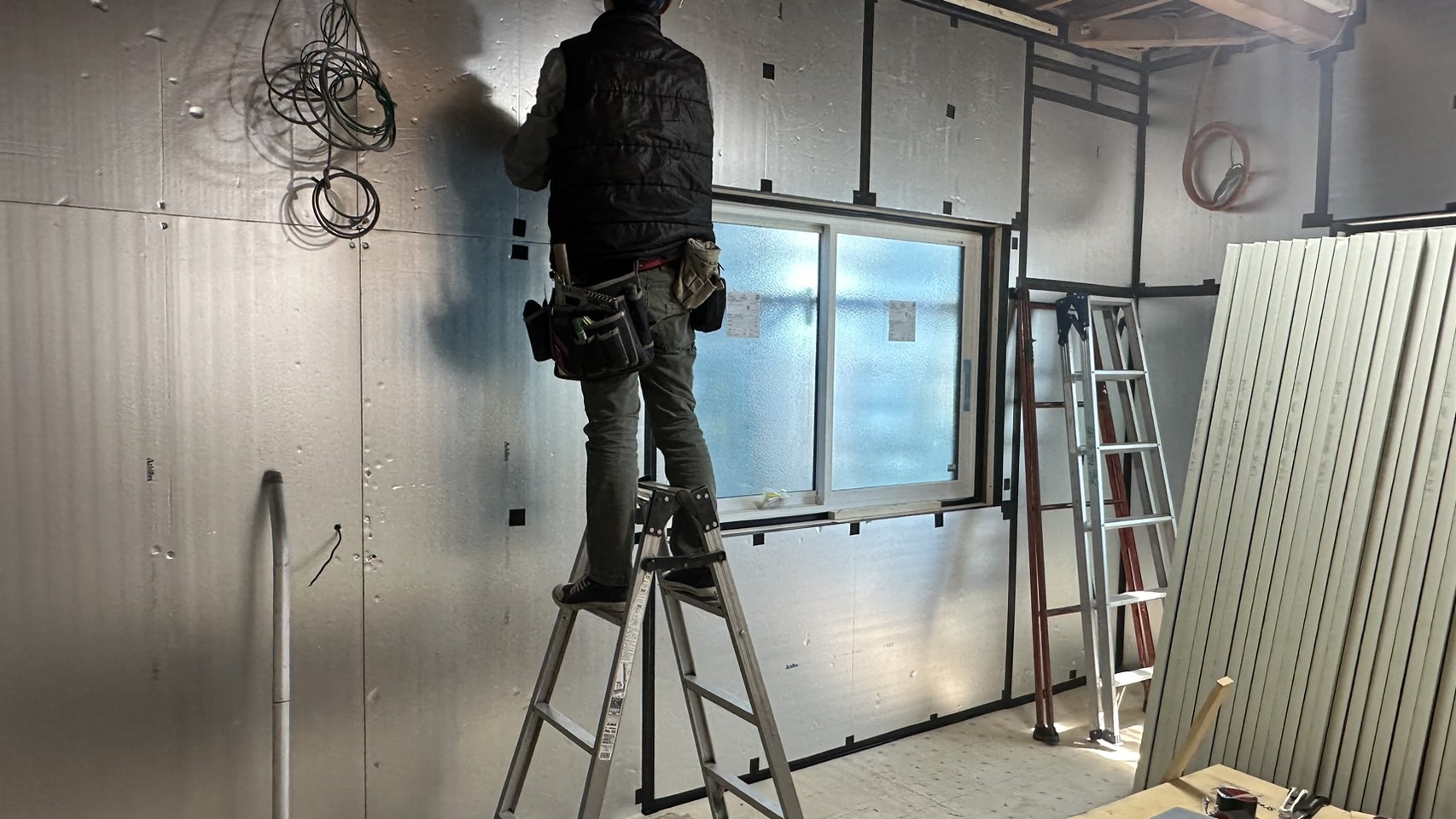 断熱材を施工中